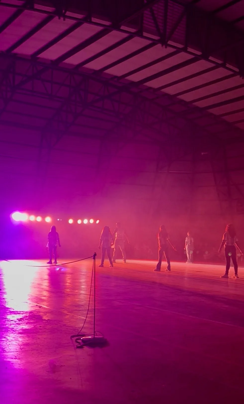 Escenario con humo magenta y luces frontales