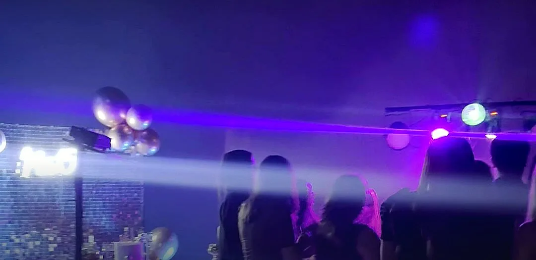 Láser atravesando la pista en una fiesta de 15