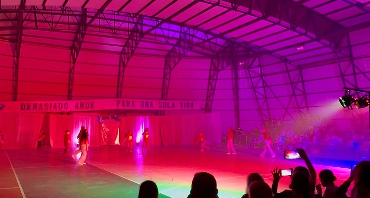 Show de baile con luces rojas y magenta
