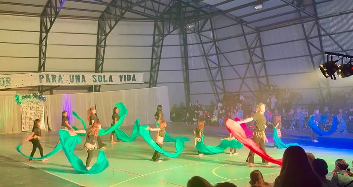 Bailarinas con telas de colores en un show