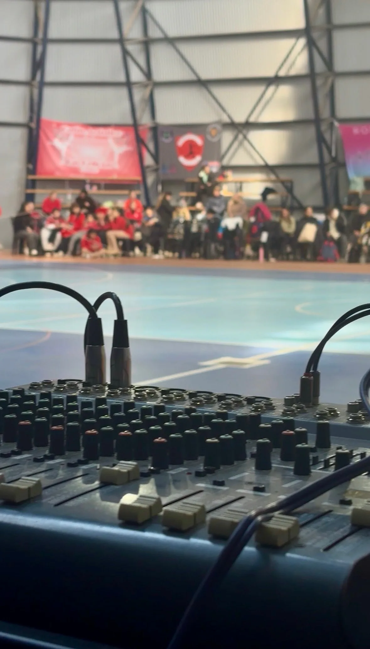 Consola de sonido en la cabina durante un show en un gimnasio