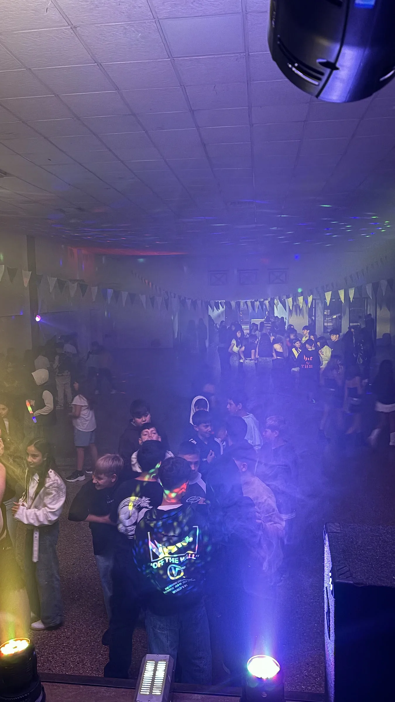 Pista con humo violeta y luces apuntando al público