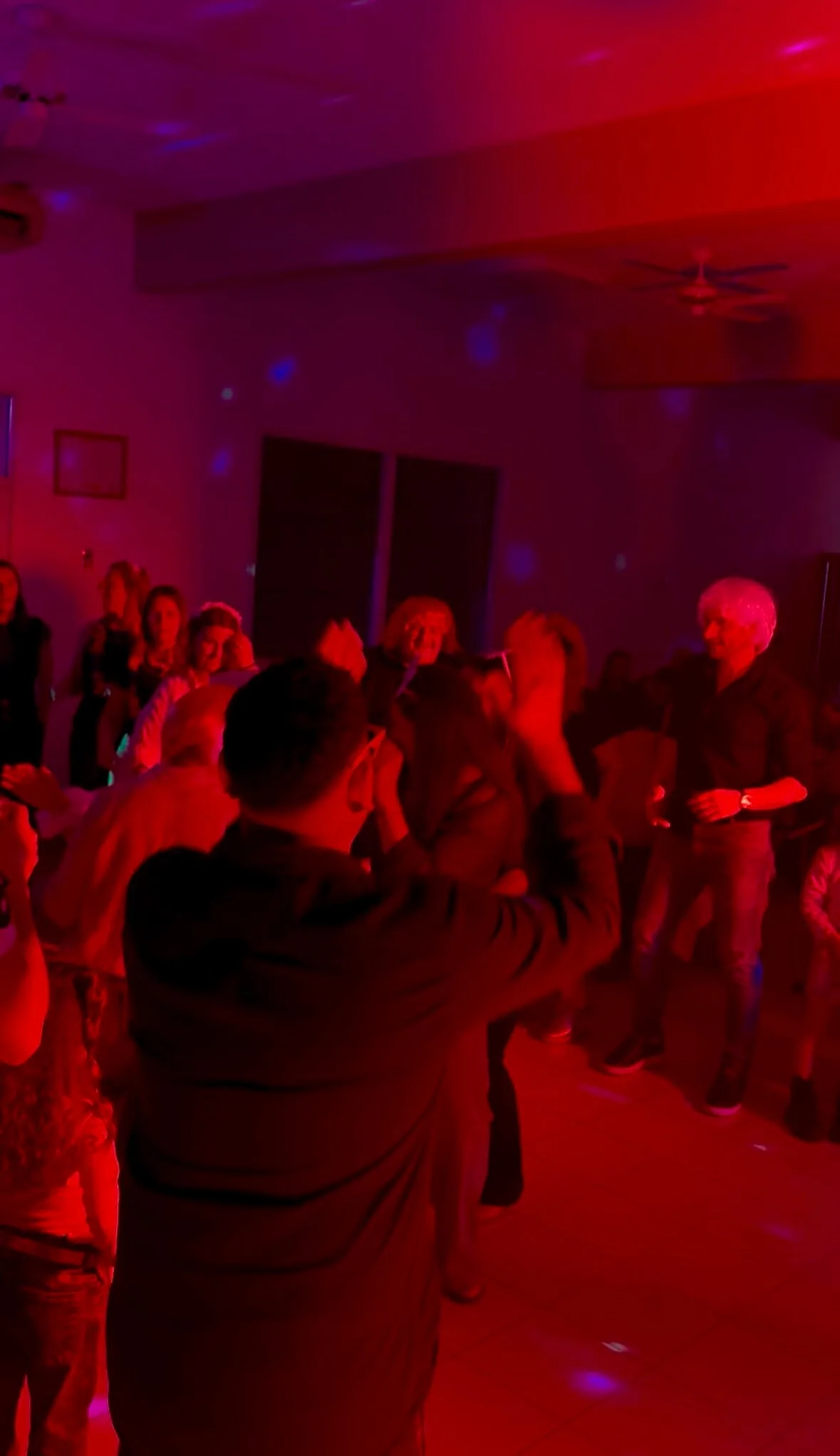 Pista de baile iluminada en rojo