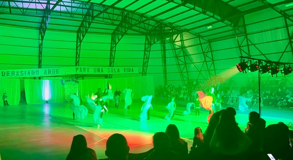 Show de baile iluminado en verde