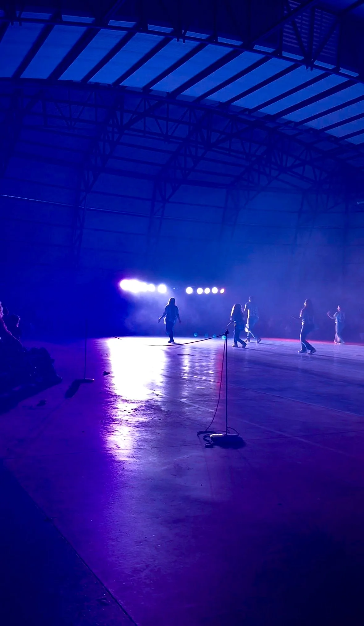 Escenario azul con humo y bailarinas